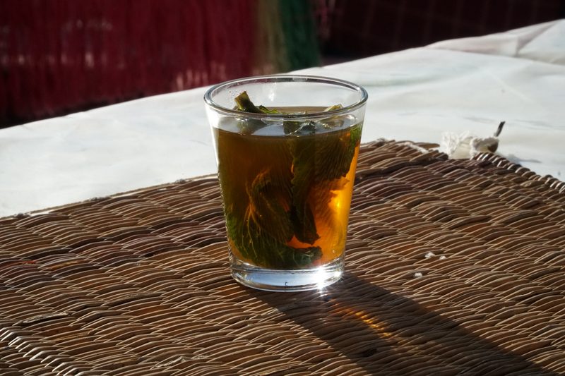 Thé à la menthe servi dans un verre traditionnel